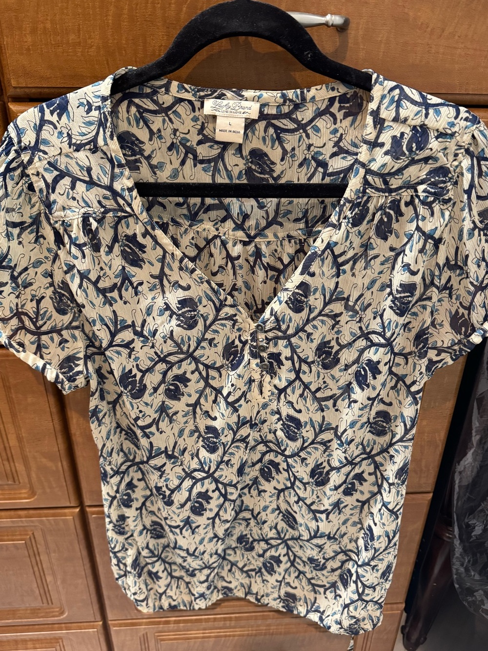 Lucky Brand Floral V-Neck Short Sleeve Top in Cream and Navy. Size Large